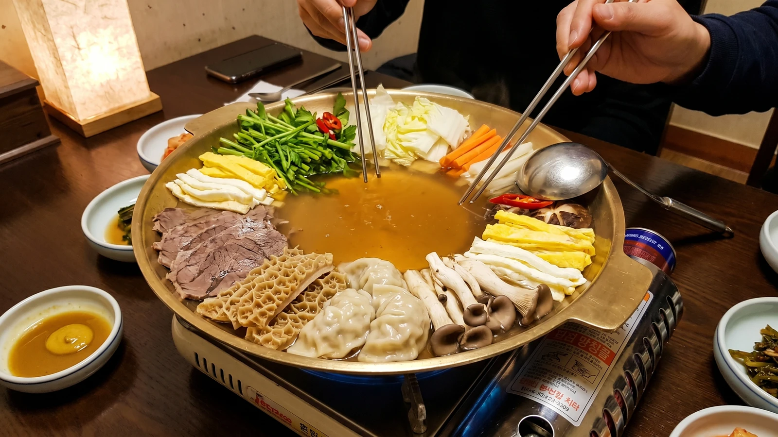 Eobok-jaengban (Pyongyang Brass-Tray Hot Pot)