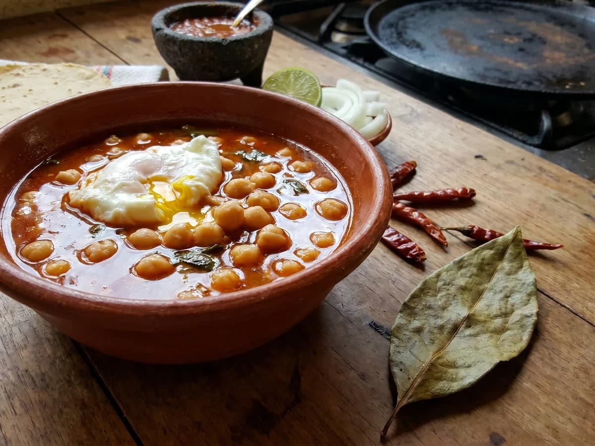 Sopa de Garbanzo con Hoja de Aguacate - Chef Lupita