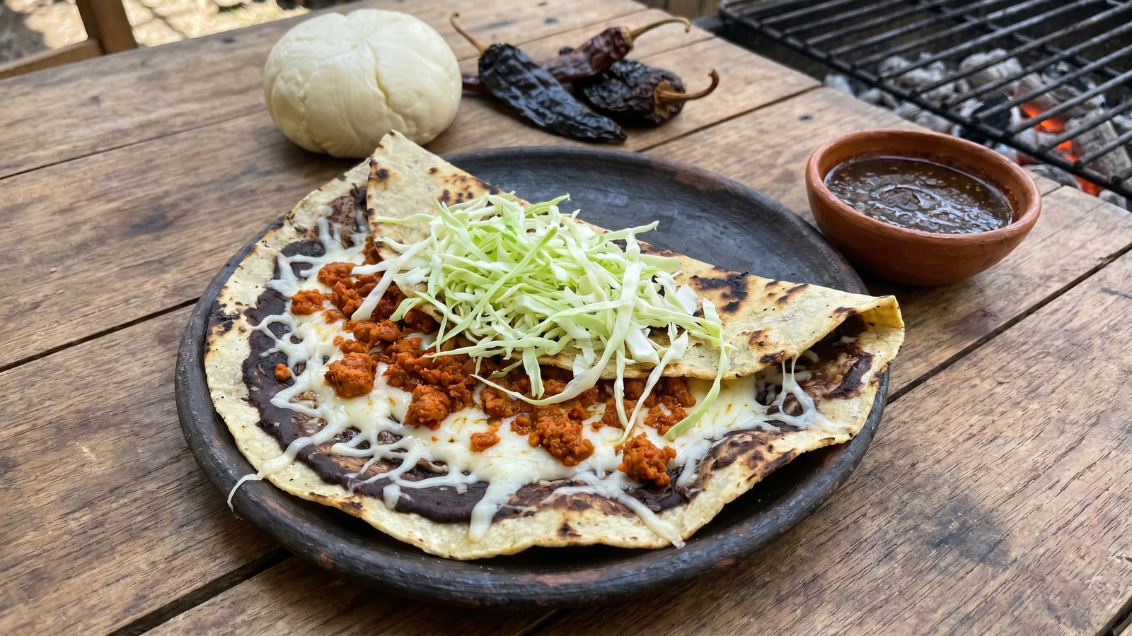 Tlayuda con Chorizo Oaxaqueño y Quesillo