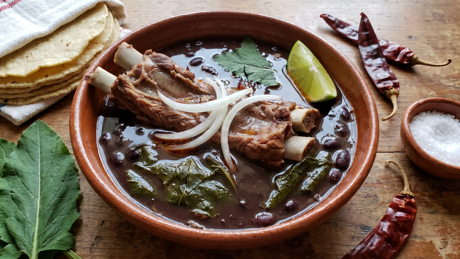 Frijoles con Espinazo y Hierba Santa