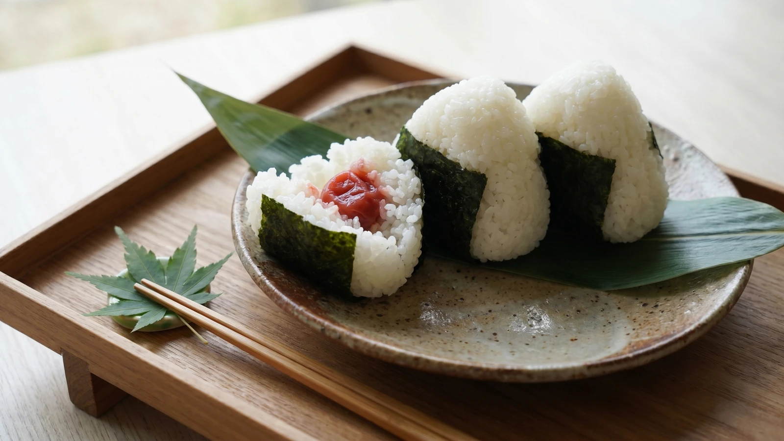 Umeboshi Onigiri (梅干しおにぎり)