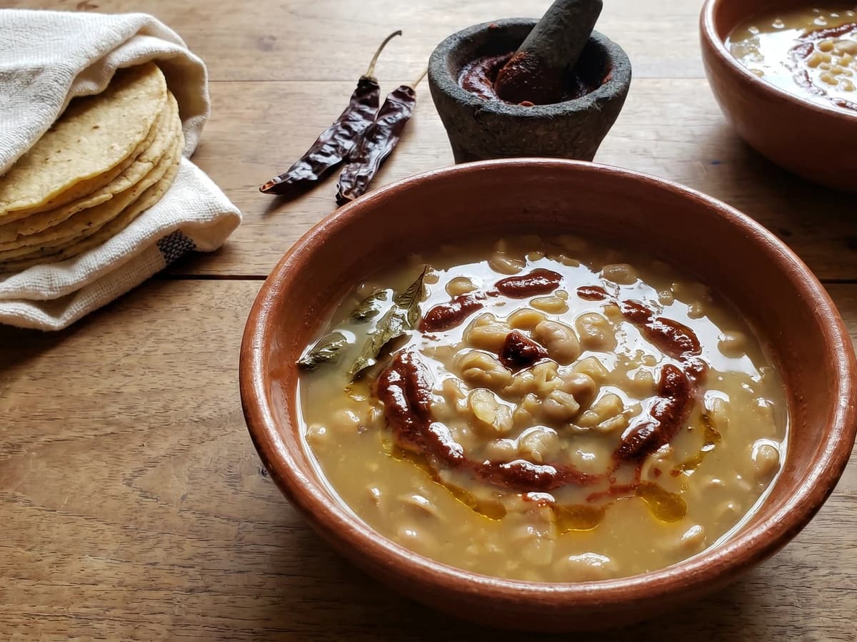 Sopa de Habas con Chintextle - Chef Lupita