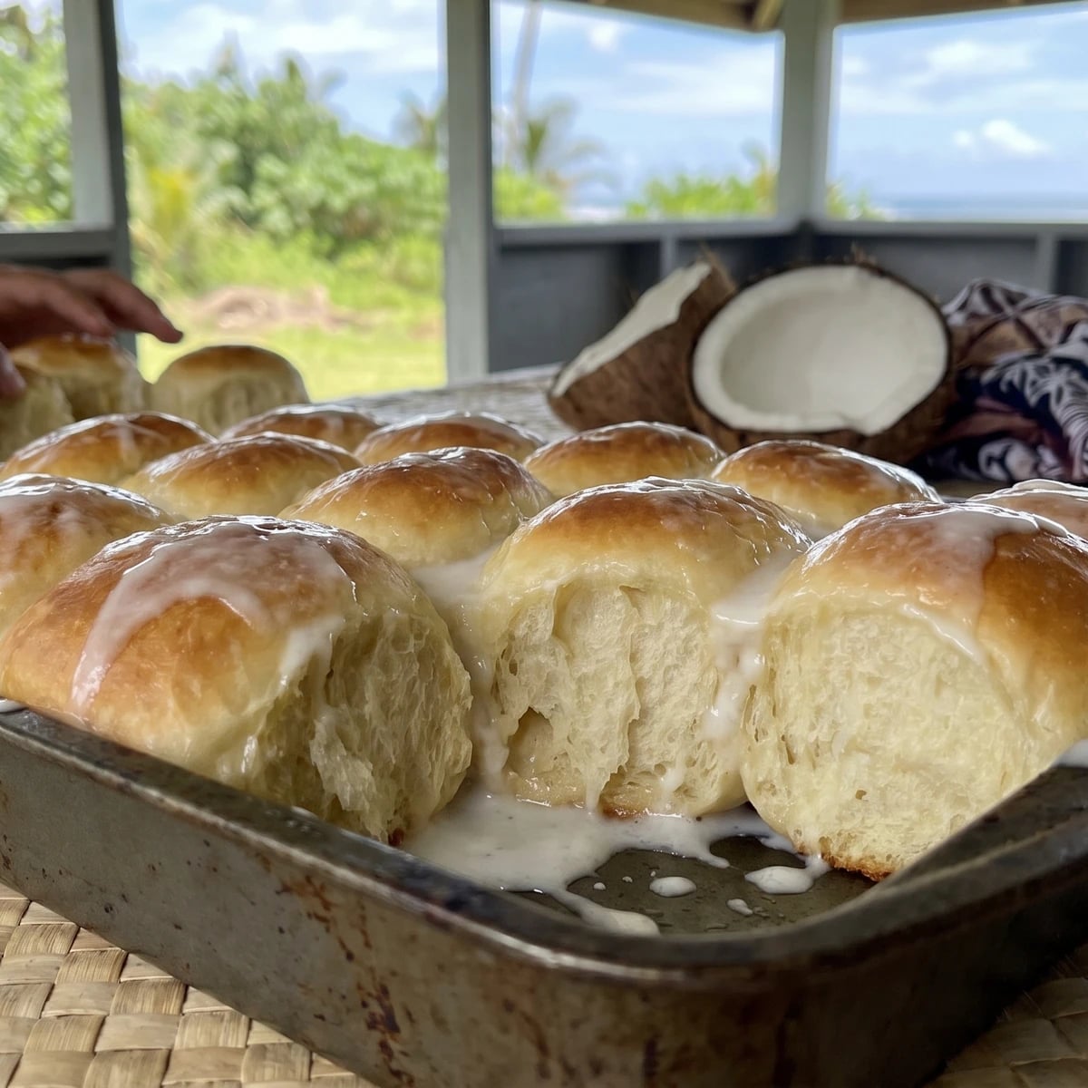 Panipopo (Sāmoan Coconut-Cream Sweet Buns)