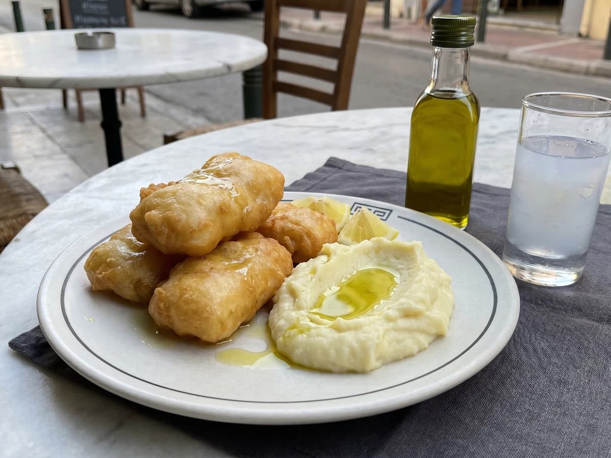Athenian Bakaliaros Tiganitos me Skordalia (Μπακαλιάρος Τηγανητός με Σκορδαλιά)